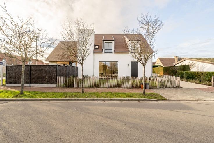 Nieuwbouwvilla gelegen op een ruim perceel te Knokke dich...