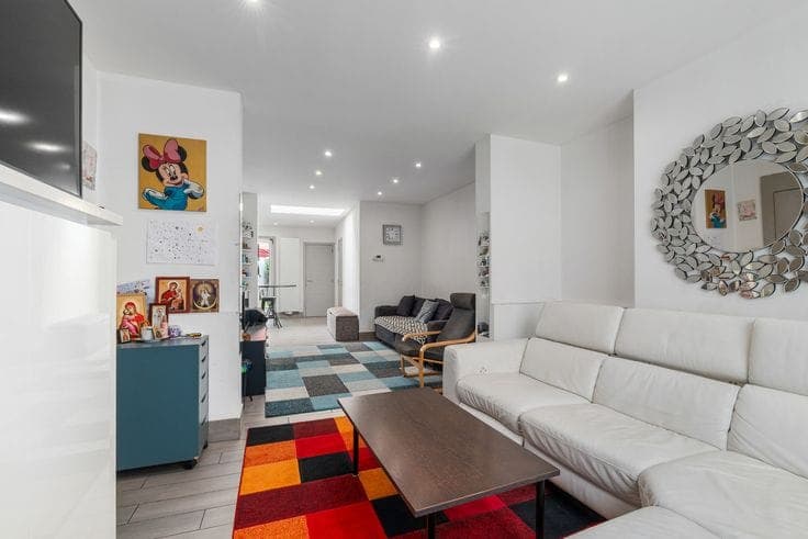 Spacious family home of 170 m² with a sunny garden near Pla…