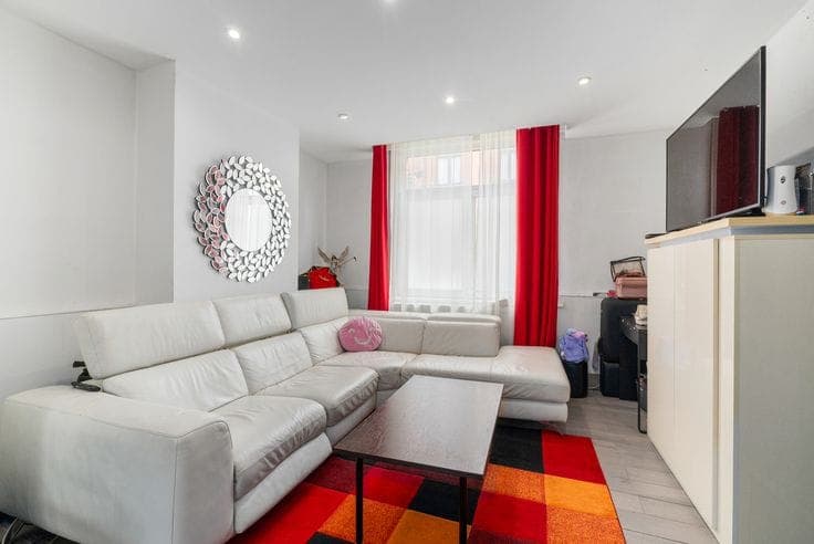 Spacious family home of 170 m² with a sunny garden near Pla…