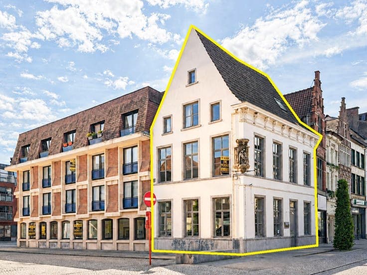 Te koop, opbrengsteigendom met handelspand en 2 apparteme...