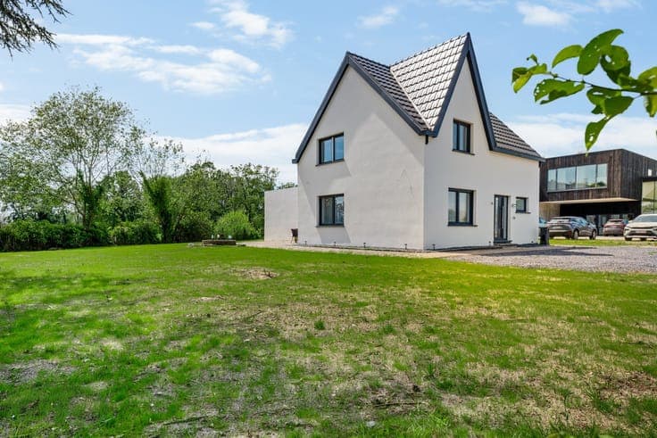 Recent gerenoveerde woning met 4 slpkrs en tuin