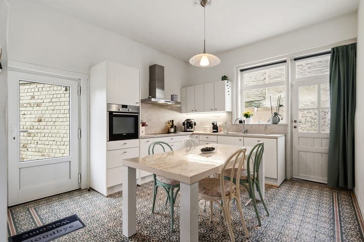 Move-in ready characterful home in an excellent location in