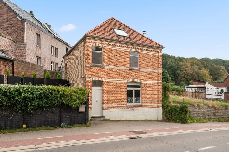 Move-in ready characterful home in an excellent location in