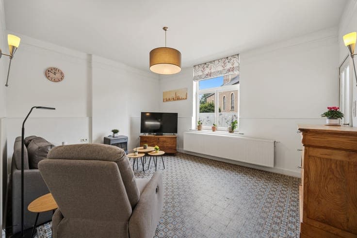 Move-in ready characterful home in an excellent location in