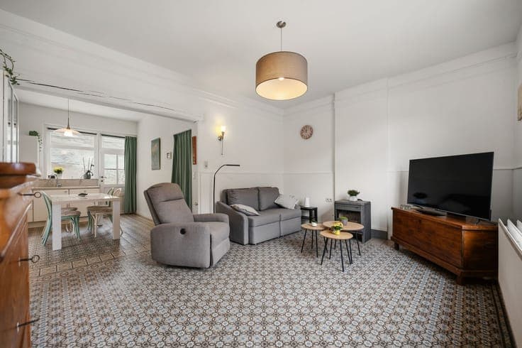 Move-in ready characterful home in an excellent location in