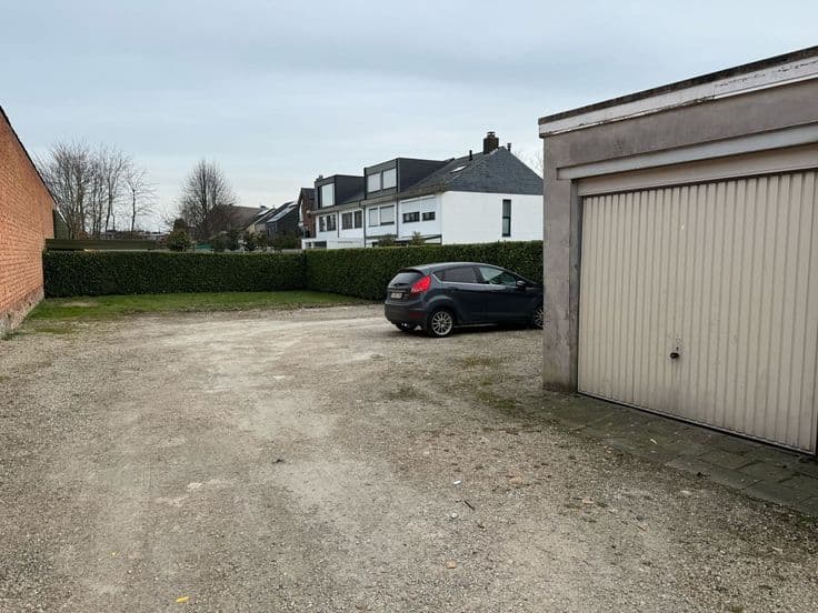 VERHUURD COMMERCIEEL GELIJKVLOERS MET 4 P