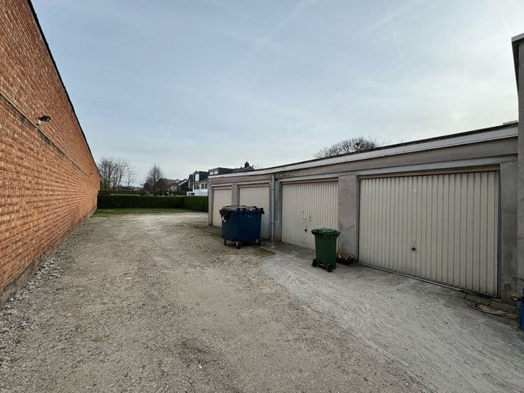 VERHUURD COMMERCIEEL GELIJKVLOERS MET 4 P