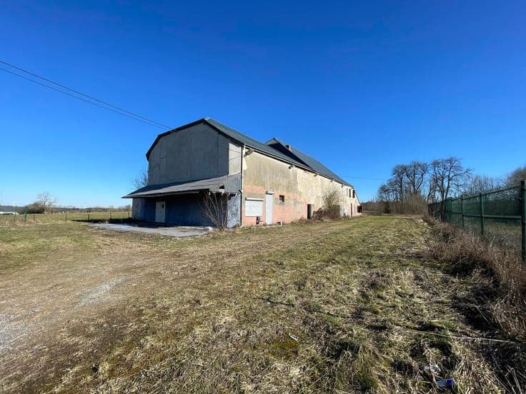 Vaste immeuble disponible de suite