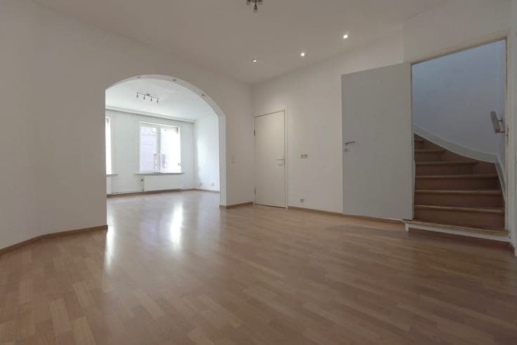 4-bedroom house with garage