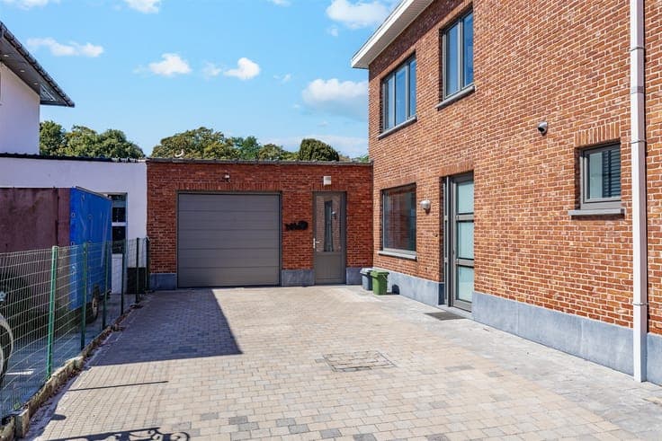 House with a garage and 3 bedrooms in downtown Moerbeke