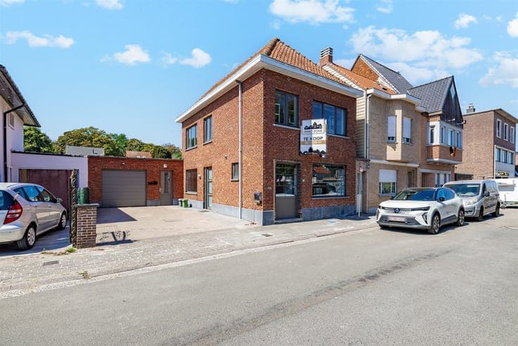 House with a garage and 3 bedrooms in downtown Moerbeke