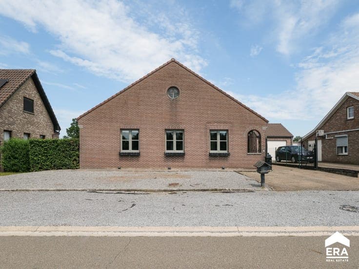 Detached house in green surroundings