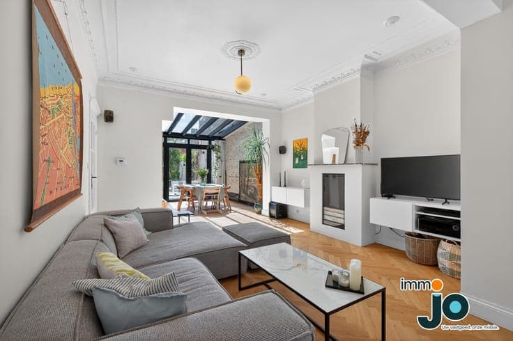 Beautifully renovated townhouse with 5–6 bedrooms, spacio...