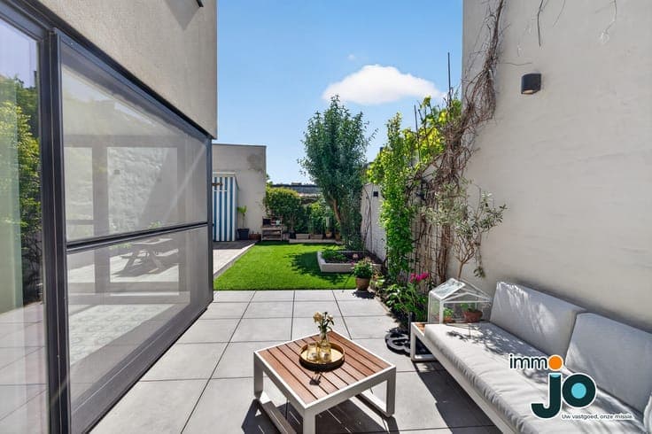 Beautifully renovated townhouse with 5–6 bedrooms, spacio...