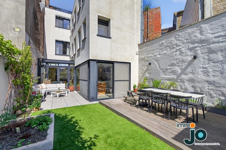 Beautifully renovated townhouse with 5–6 bedrooms, spacio...