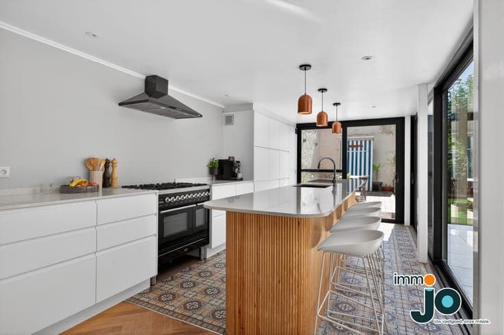 Beautifully renovated townhouse with 5–6 bedrooms, spacio...