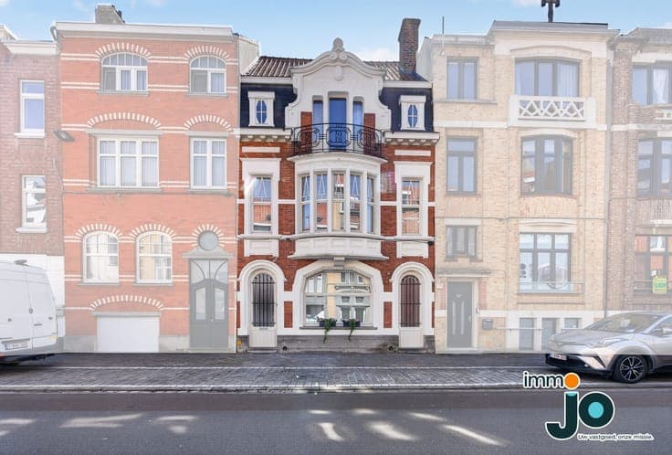 Beautifully renovated townhouse with 5–6 bedrooms, spacio...