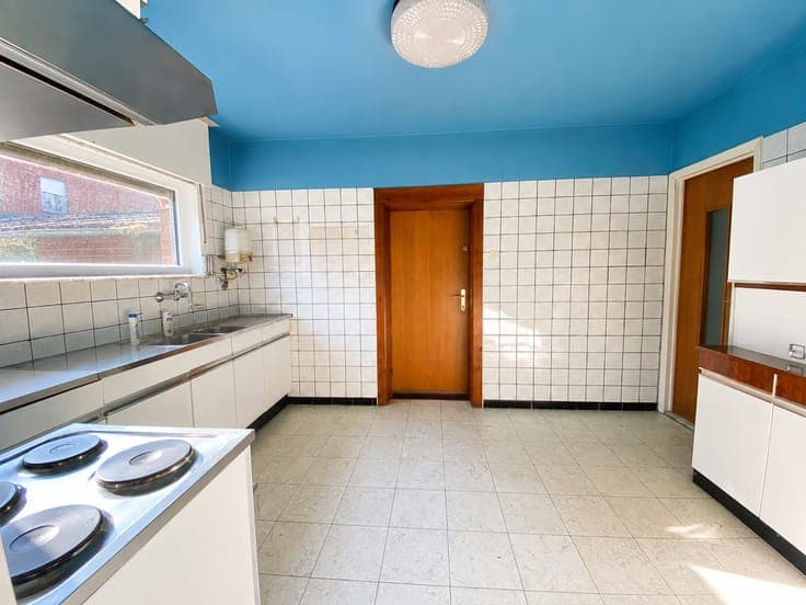Halfopen woning met 3 slaapkamers, tuin, garage en tal va...