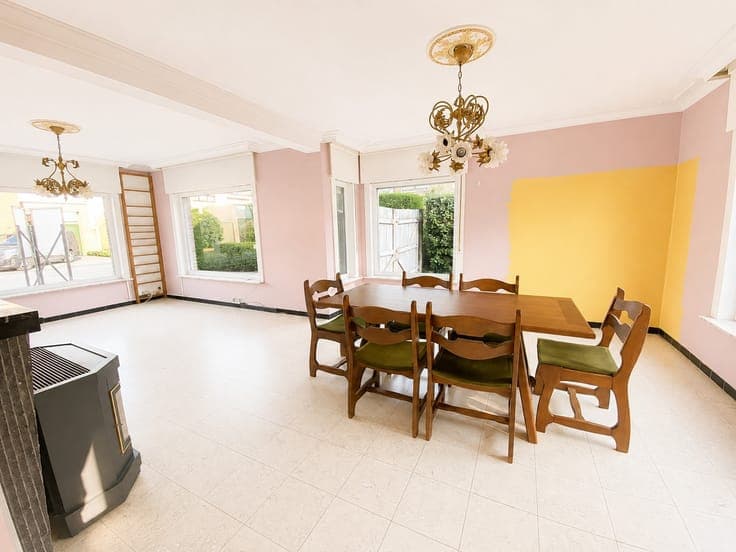 Halfopen woning met 3 slaapkamers, tuin, garage en tal va...