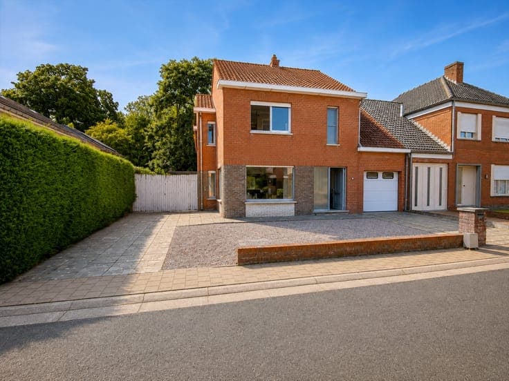 Halfopen woning met 3 slaapkamers, tuin, garage en tal va...