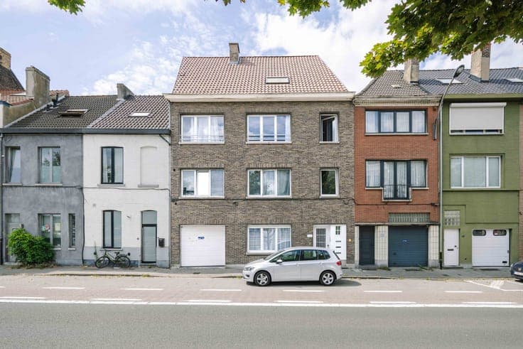 Opbrengsteigendom met drie appartementen en zeven garages in