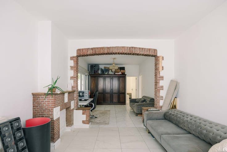 Opbrengsteigendom met drie appartementen en zeven garages in