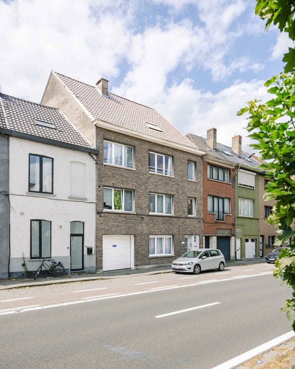 Opbrengsteigendom met drie appartementen en zeven garages in