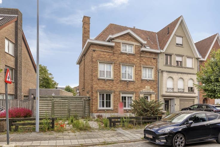 Semi-detached building in St-Andries near Bruges center