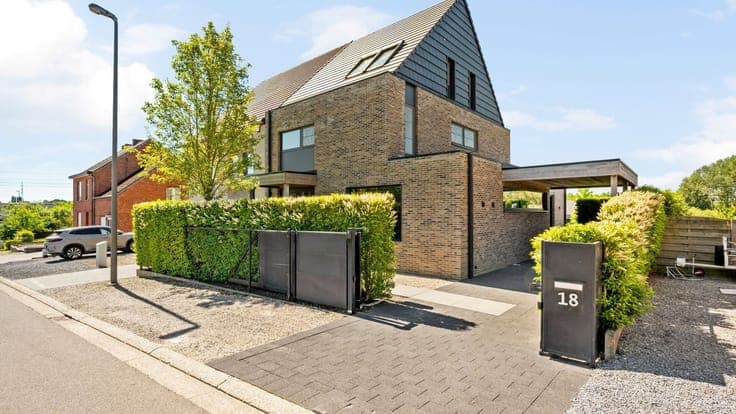 Energy-efficient and ready-to-move-in family home in prime