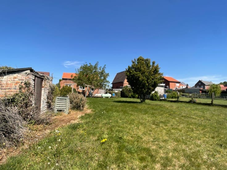 Deze te renoveren woning te Gingelom is gelegen op een mo...