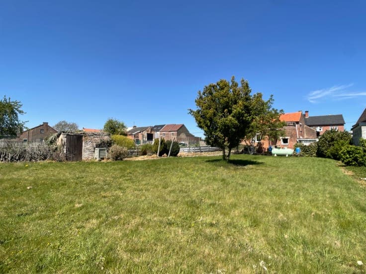 Deze te renoveren woning te Gingelom is gelegen op een mo...