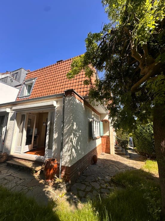 Charming Art Deco house with 3 bedrooms, garage and garden