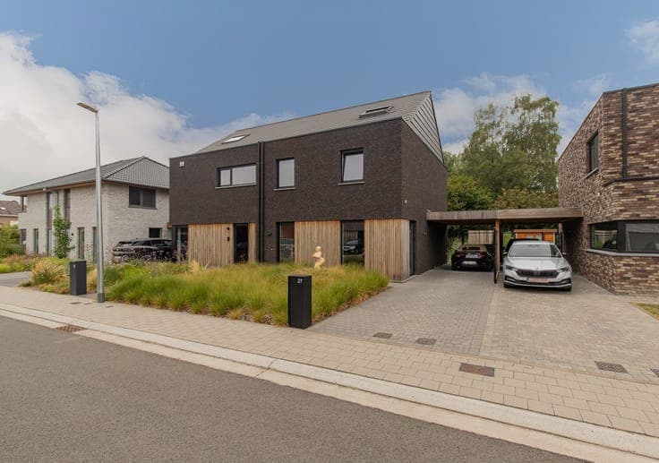 Volledig instapklare woning met 3slpk's, tuin en carport