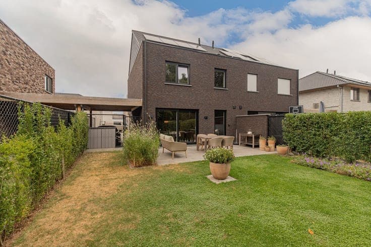 Volledig instapklare woning met 3slpk's, tuin en carport