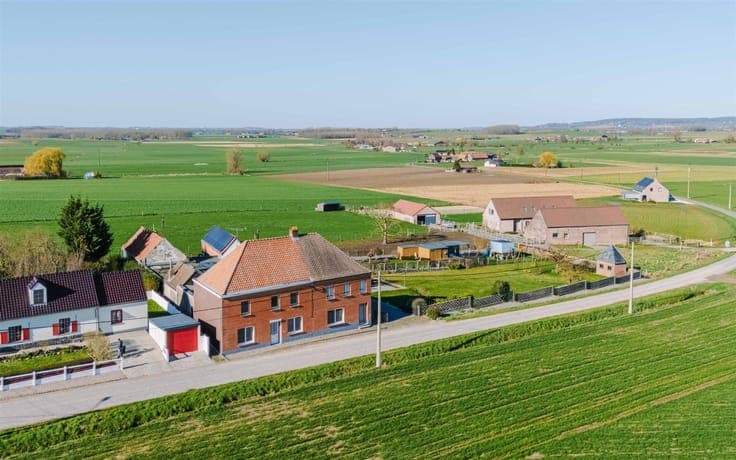 Landelijk gelegen dubbele woning met enorm potentieel