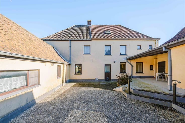 Landelijk gelegen dubbele woning met enorm potentieel