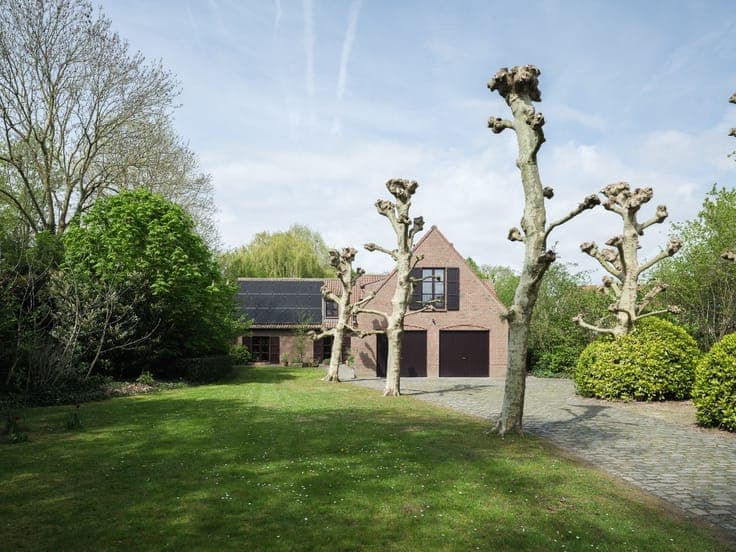 Bijzonder ruime en vrijstaande villa gelegen op een gunst...