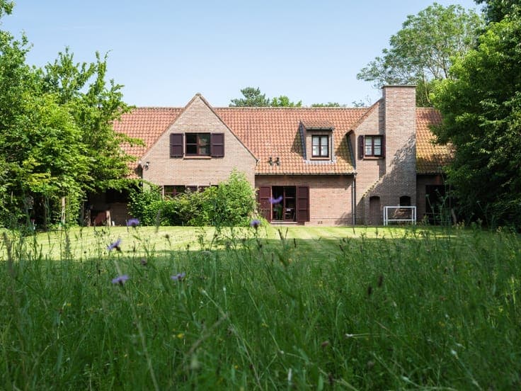 Bijzonder ruime en vrijstaande villa gelegen op een gunst...