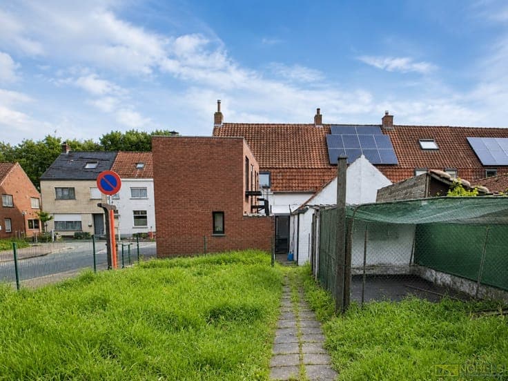 Te koop, volledig te renoveren woning met garage en tuin ...