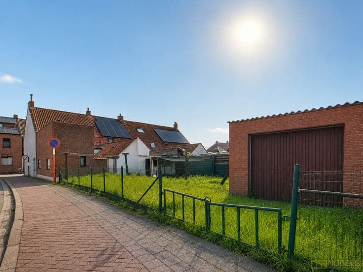 Te koop, volledig te renoveren woning met garage en tuin ...