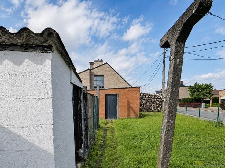 Te koop, volledig te renoveren woning met garage en tuin ...