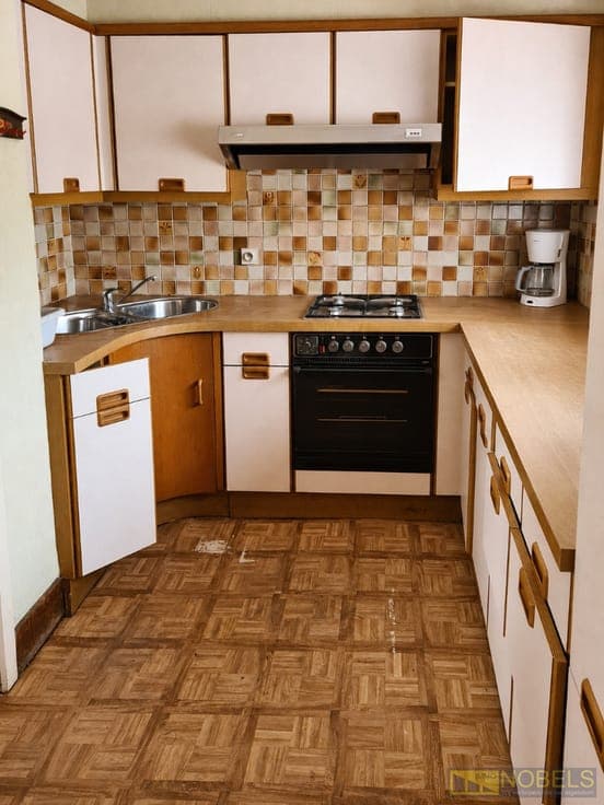 Te koop, volledig te renoveren woning met garage en tuin ...