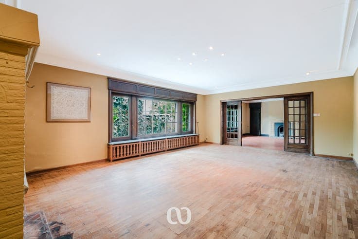 Characterful gentleman's residence with 6 bedrooms and city