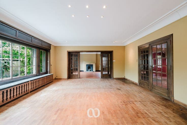 Characterful gentleman's residence with 6 bedrooms and city