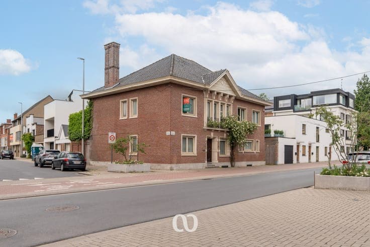 Characterful gentleman's residence with 6 bedrooms and city
