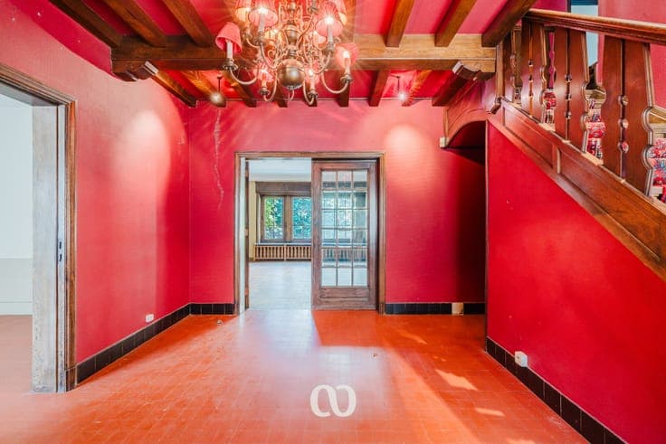 Characterful gentleman's residence with 6 bedrooms and city