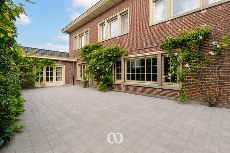 Characterful gentleman's residence with 6 bedrooms and city