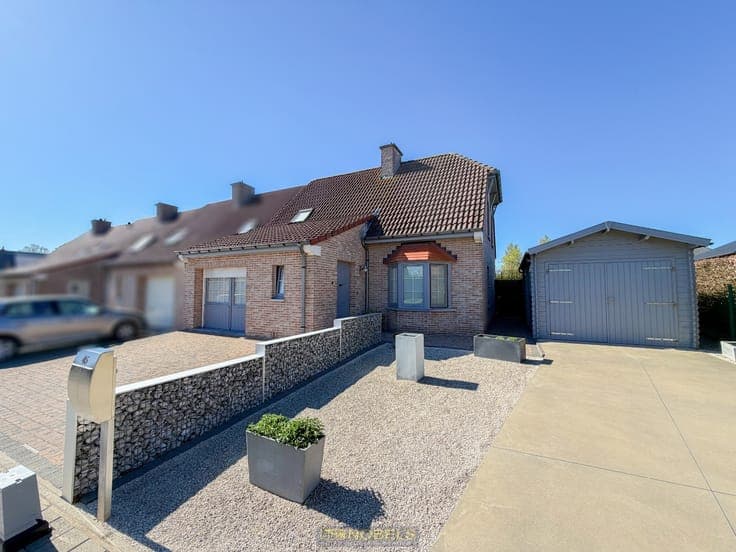 Te koop, Instapklare halfopen bebouwing met 3 slaapkamers...