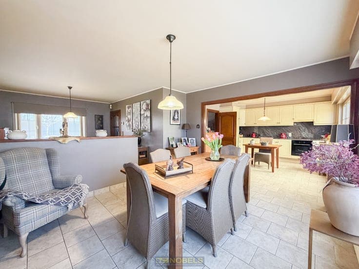 Te koop, Instapklare halfopen bebouwing met 3 slaapkamers...