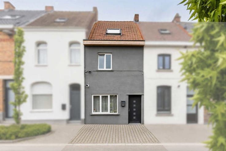 Cosy home with garden and rear access